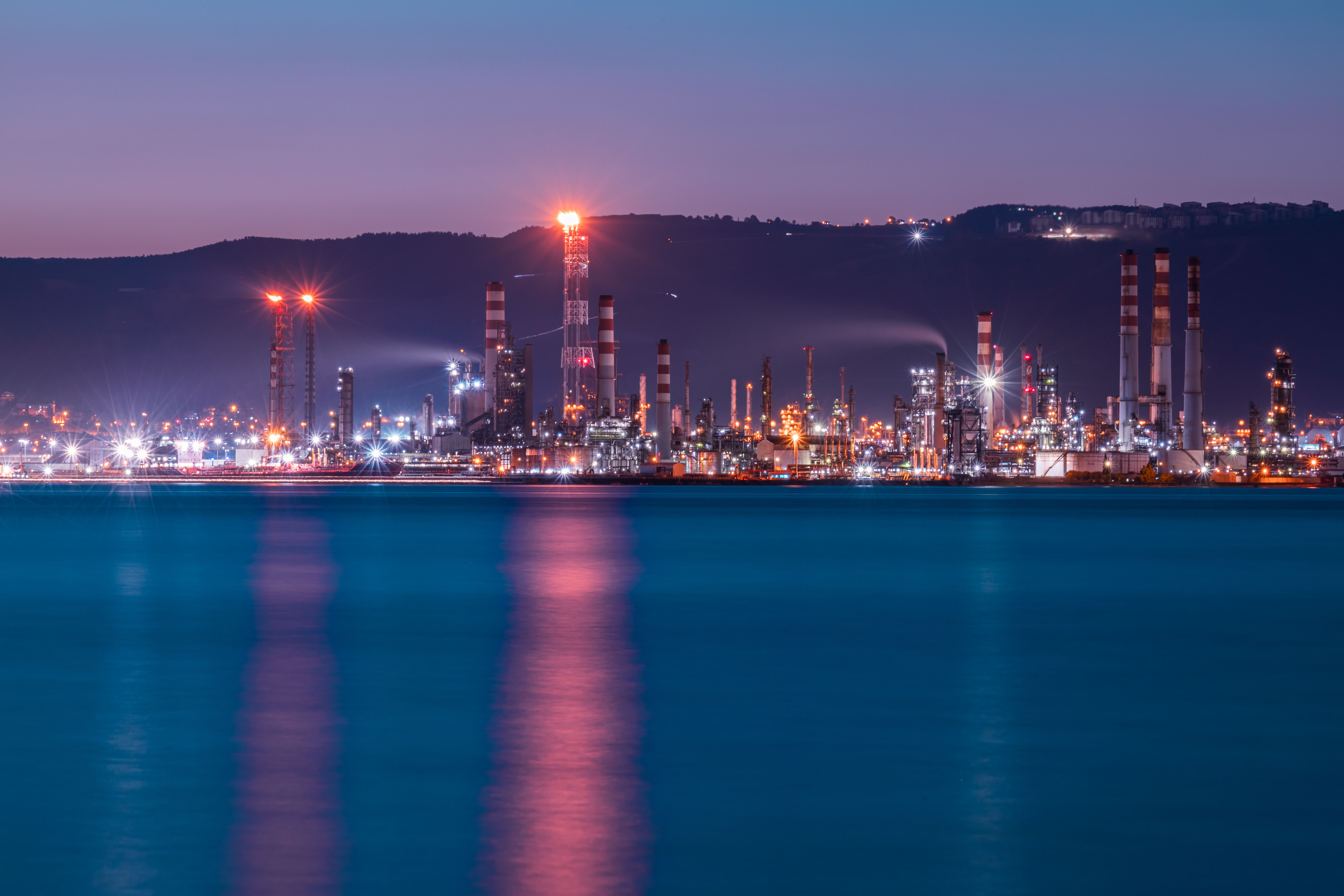 Refinaria industrial noturna