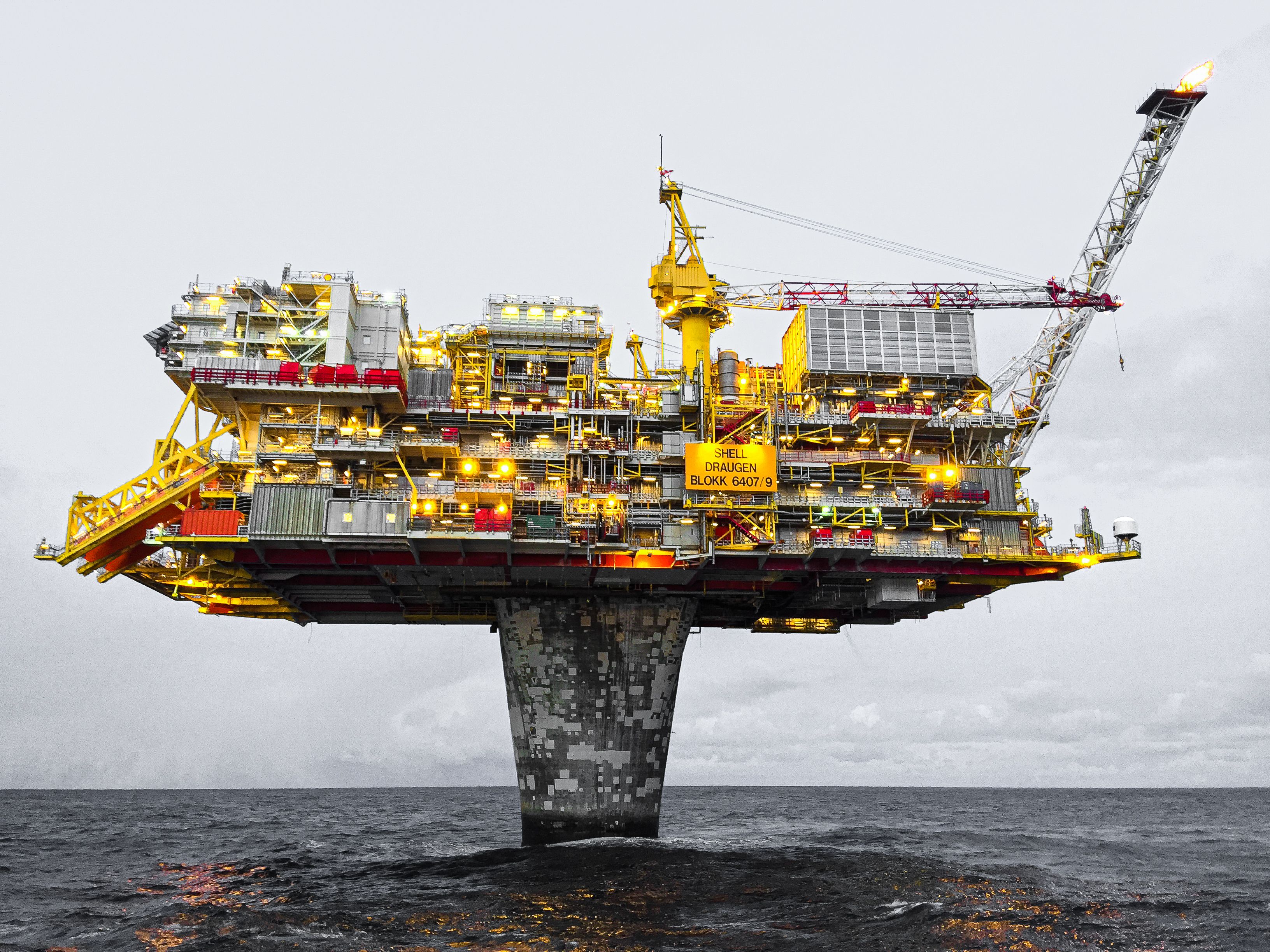 Plataforma offshore iluminada